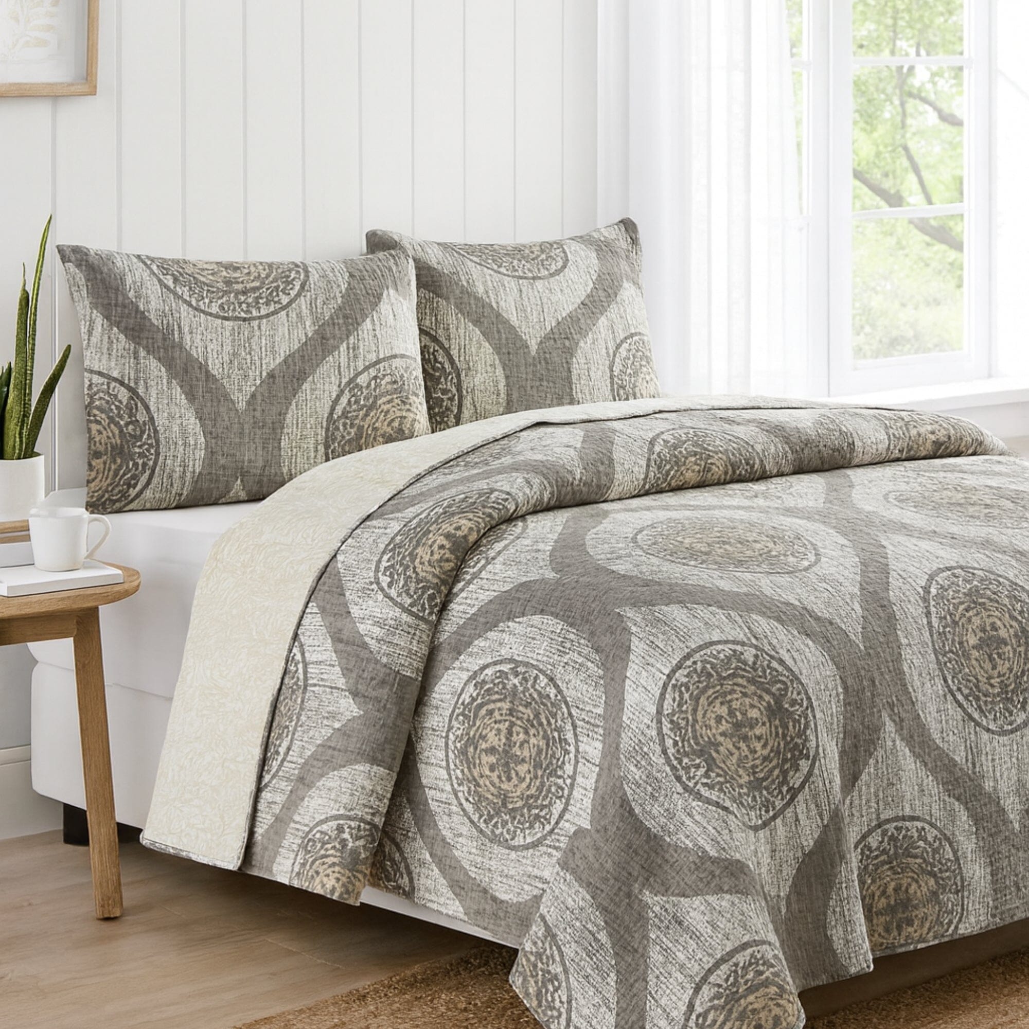 Rustic Grey Mosaic Medallion Reversible Quilted Bedspread Set (SD16299)